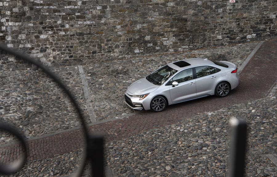  Toyota Corolla SE Sedan 2019 года  (NA) (фото 21 из 32)